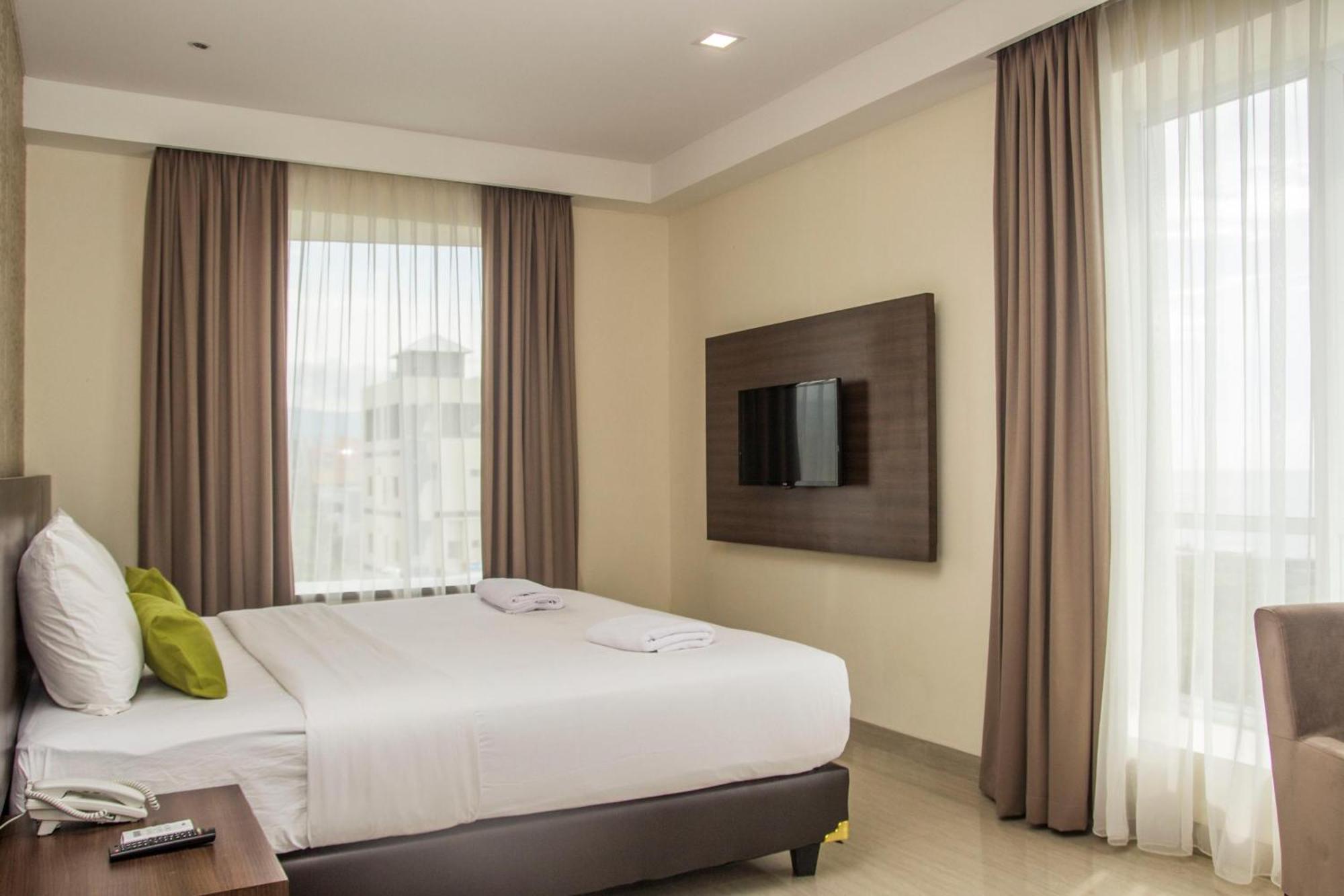 Green Eden Hotel Manado Phòng bức ảnh